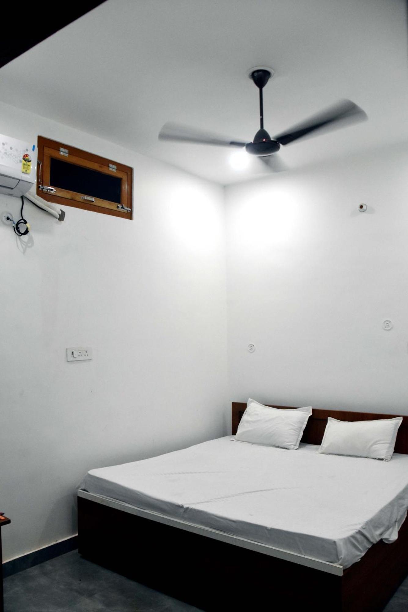 The Ashoka Palace Ayodhya Extérieur photo